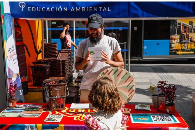 La sensibilización también se realiza en universidades para concienciar a la población juvenil sobre el gran impacto climático que conlleva el actual modelo de producción de ropa a gran escala, bajo coste y ciclos de vida cortos.