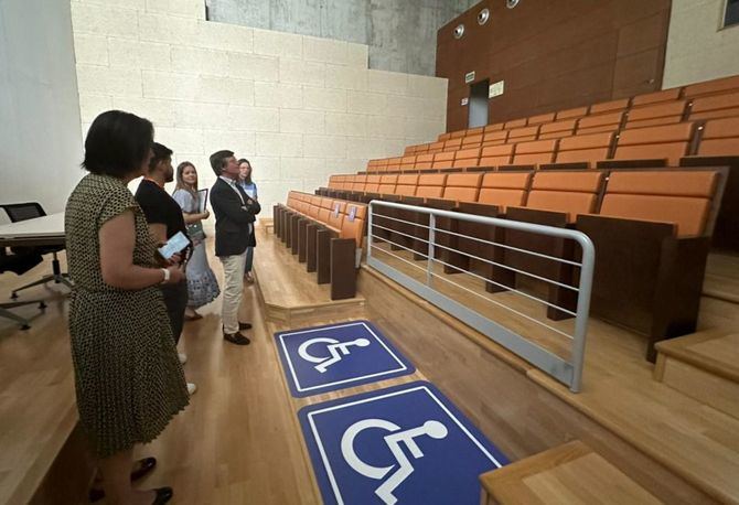 Además, en el Salón de Actos, se han habilitado plazas específicas para personas en silla de ruedas, se ha instalado un pasamanos doble en el acceso para usuarios con movilidad reducida y bucles magnéticos para personas con discapacidad auditiva.