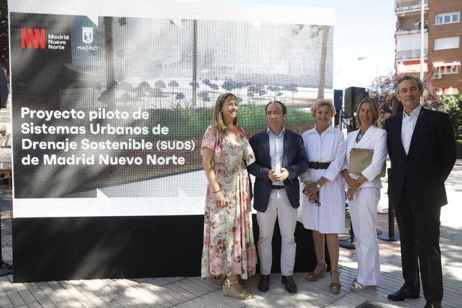 La delegada de Obras y Equipamientos, Paloma García Romero, y el delegado de Urbanismo, Medio Ambiente y Movilidad, Borja Carabante, acompañados de la concejala de Chamartín, Yolanda Estrada, han asistido este lunes a la presentación del proyecto piloto, que el Ayuntamiento lleva a cabo en colaboración con Madrid Nuevo Norte.