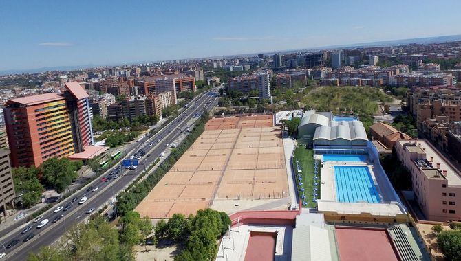 El Pleno del Ayuntamiento de Madrid ha aprobado definitivamente el plan especial para la parcela situada en la calle de Méjico número 53, ubicada en el distrito de Salamanca. Este ámbito se corresponde con la parcela del actual recinto del centro deportivo de la Fundación Apóstol Santiago, que tiene una superficie total de 48.463 m² y su uso es dotacional deportivo privado. 