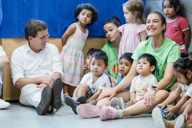 El alcalde, José Luis Martínez-Almeida, junto con el delegado de Políticas Sociales, José Fernández, ha participado este viernes en una jornada de convivencia entre los alumnos de la Escuela Infantil Municipal Los Gavilanes –en el distrito de Tetuán– y sus abuelos, con motivo del Día de los Abuelos.