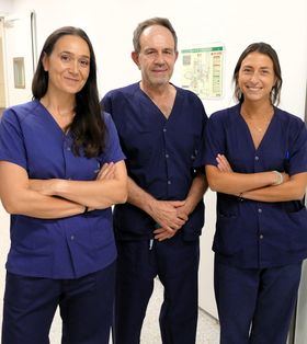 De izquierda a derecha, los Dres. Teresa Sánchez, José de Jaime y Susana Gallardo (anestesista).