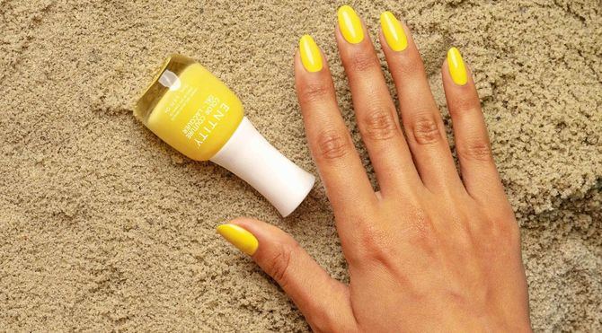 El color amarillo en todos sus tonos arrasa este verano en multitud de manicuras y pedicuras, resaltando aún más el bronceado si optamos por los más 'nude' y pastel.