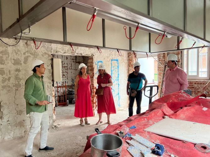 La concejala del distrito, Yolanda Estrada, ha visitado tres de estos centros –los colegios Padre Poveda, Patriarca Obispo Eijo Garay y Pintor Rosales–, coincidiendo con el comienzo de los trabajos, dirigidos a mejorar la accesibilidad, eficiencia y climatización.