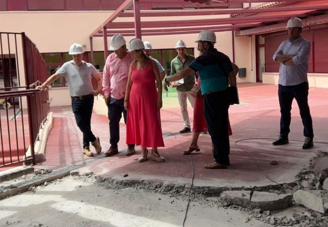 'Nuestra prioridad es el bienestar de los alumnos y por eso vamos a invertir en actuaciones que garanticen una mejora en su calidad ambiental, multiplicando las zonas de sombras y mejorando los aislamientos”, ha afirmado Estrada durante su visita.