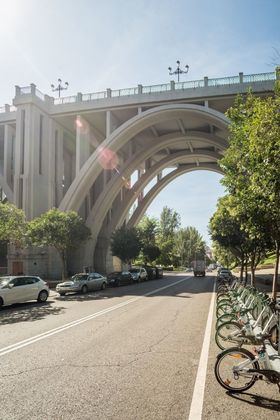 El Viaducto de Segovia es una obra de de ingeniería civil, que data de 1931. 