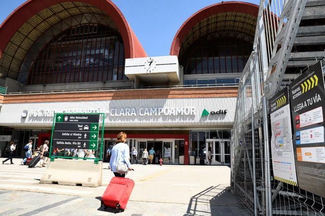 Los viajeros que utilicen los trenes de Alta Velocidad accederán a los andenes desde el vestíbulo Principal (superior), al que se llega desde la entrada principal de la estación.