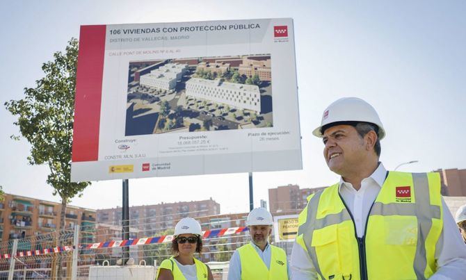 El consejero de Vivienda, Transportes e Infraestructuras, Jorge Rodrigo, que este jueves ha visitado las obras de 106 pisos de la Agencia de Vivienda Social (AVS) en el barrio Alto del Arenal, en el distrito Puente de Vallecas de la capital.