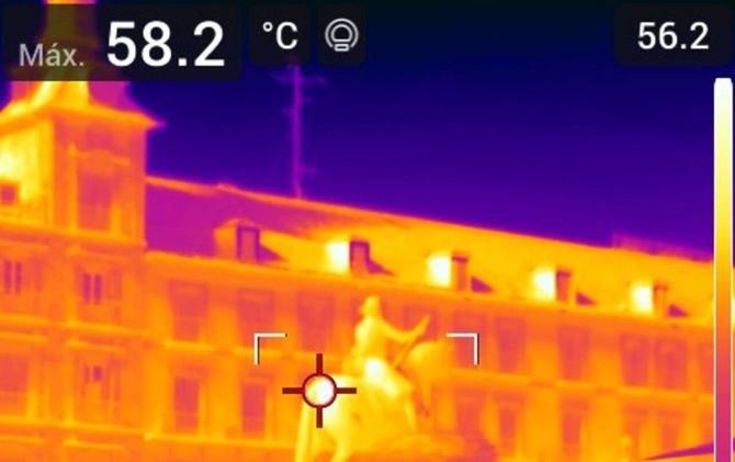 Con cámaras termográficas, la entidad ecologistas ha dejado constancia del calor extremo en la ciudad de Madrid para reclamar urgentemente su adaptación, dado que las olas de calor son 'el evento meteorológico extremo más mortal en España'.