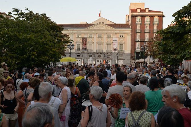 La respuesta de los vecinos y comerciantes del los barrios adyacentes a las movilizaciones ha sido notable, así como el apoyo de otras zonas de la capital, y del mundo de la cultura.