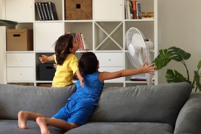 Los ventiladores son la opción más económica para refrescar el hogar. Aunque no enfrían el aíre, son capaces de hacer más soportable el calor.