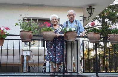 Una pareja centenaria, vecinos de Centro