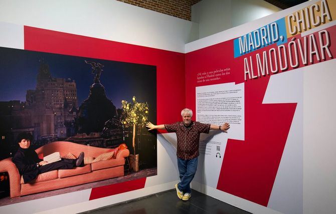 La exposición presenta más de 200 fotografías de sus 23 películas y 53 piezas originales, que recorren los lugares más emblemáticos e icónicos de la ciudad. Madrid se configura, así, como el personaje por antonomasia del universo 'almodovariano', convirtiéndose en la 'chica' favorita del cineasta manchego.