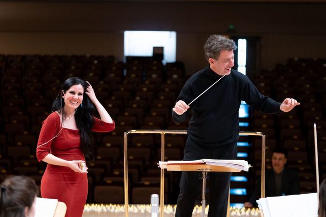 En la imagen, Diana Navarro y Juan Manuel Alonso, director de la Orquesta Carlos III. La cantante malagueña rescata la figura de la escritora María de la O Lejárraga y su encuentro creativo con Manuel de Falla, en obras como 'El amor brujo' y 'El corregidor de la molinera', que interpreta junto a la Orquesta Carlos III en el Teatro Auditorio.