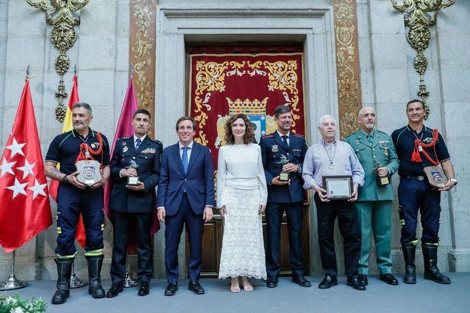 El alcalde, acompañado de la presidenta de la Comunidad de Madrid, Isabel Díaz Ayuso, de la vicealcaldesa, delegada de Seguridad y Emergencias y portavoz municipal, Inma Sanz, y de otros miembros de la Corporación, ha entregado estos galardones al Cuerpo Nacional de Policía, al Cuerpo de Bomberos de la ciudad de Valencia y a un cabo 1º del Tercio don Juan de Austria de la Legión, guardia de honor del Cristo de Mena.