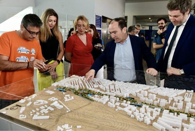 La Junta de Distrito de Latina (avenida de las Águilas, 2) acogerá hasta finales de año una maqueta del Paseo Verde del Suroeste para que los vecinos puedan conocer la primera fase de este proyecto. En la imagen, el delegado de Urbanismo, Medio Ambiente y Movilidad, Borja Carabante, acompañado por el concejal de distrito de Latina, Alberto González, durante su visita a la maqueta en julio.