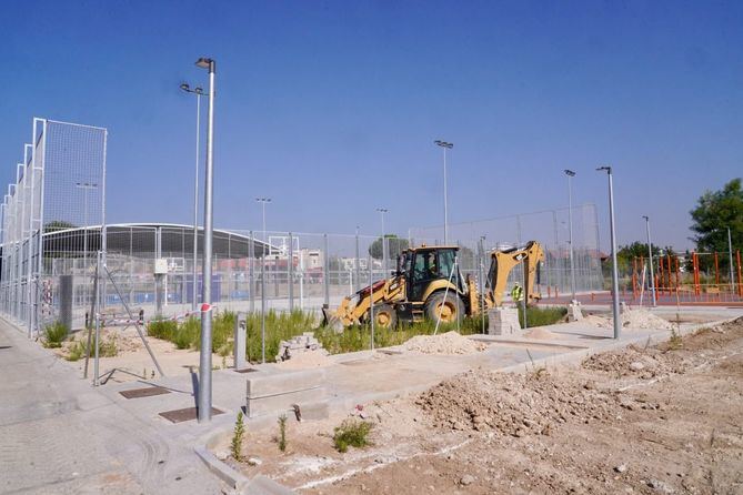 En julio, comenzaron las obras dirigidas a la construcción de dos nuevas pistas de pádel acristaladas y una nueva pista de pickleball, a la vez que se ha iniciado la repavimentación de la pista de pádel existente, y la adecuación de la pista de patinaje para la práctica del hockey sobre patines, además de otras obras de urbanización puntuales.