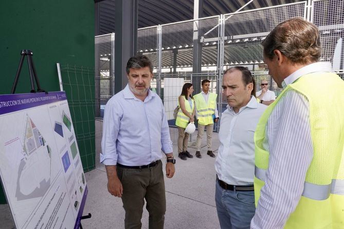 El delegado de Urbanismo, Medio Ambiente y Movilidad, Borja Carabante, ha visitado este martes los trabajos de este equipamiento municipal, inaugurado en 2002, junto al concejal del distrito, Juan Peña, en los que se han invertido 334.000 euros.