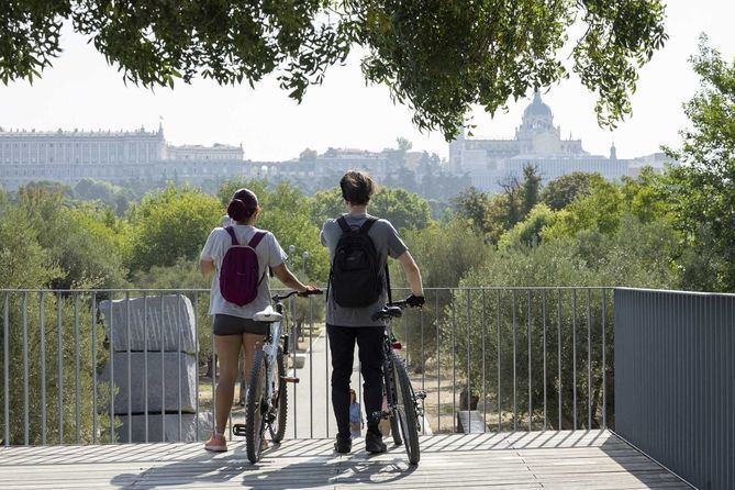 El mirador, orientado hacia el Palacio Real, ofrece una vista única del centro de Madrid.