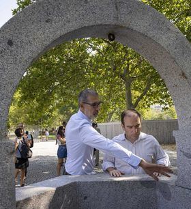 Carabante, acompañado del subdirector general de Parques y Viveros, Antonio Morcillo, durante su visita de este miércoles a la Huerta de la Partida.