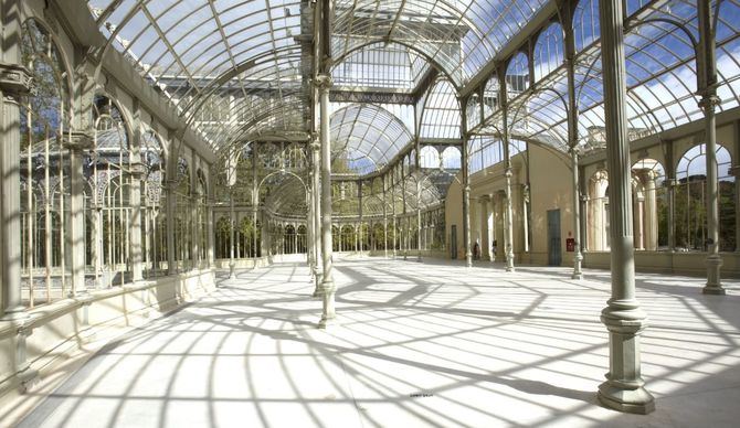 El Palacio de Cristal, diseñado por el arquitecto Ricardo Velázquez Bosco en 1887, fue concebido como un gran invernadero para la Exposición General de Filipinas y hoy en día es uno de los mejores ejemplos de la arquitectura de hierro y cristal producida en España a finales del siglo XIX.