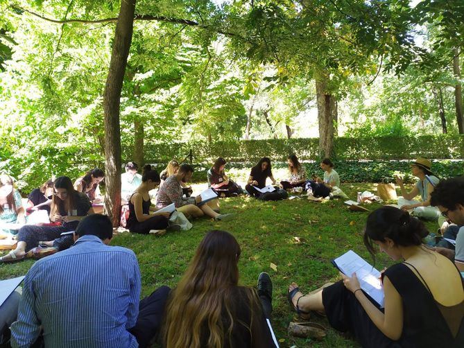 El paseo del Prado, extiende el Paisaje de la Luz hasta los Jardines del Buen Retiro, entre edificios monumentales y árboles centenarios. 