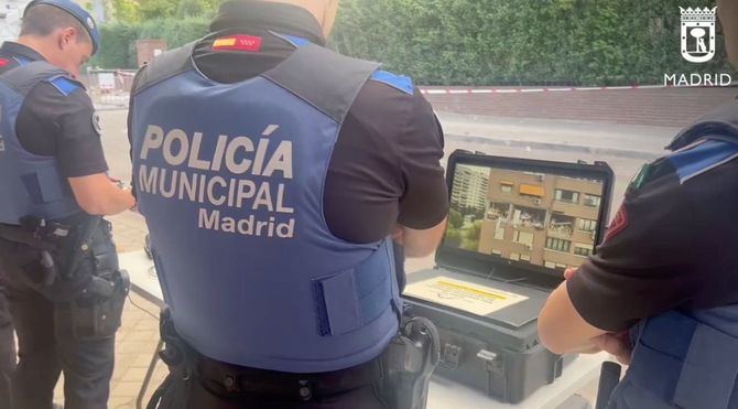 Los drones de la Policía Municipal están revisado y evaluado la estructura de ese noveno piso en el que estalló la vivienda por el escape de gas. 