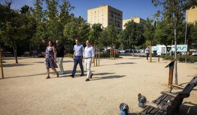 Carabante ha visitado el parque acompañado del director general de Gestión de Agua y Zonas Verdes, Francisco Muñoz; la jefa de Unidad de Proyectos y Obras del Servicio de Rehabilitación de Zonas Verdes y Parques, Olga Mora; y el jefe de obra, Eugenio Ibarra.