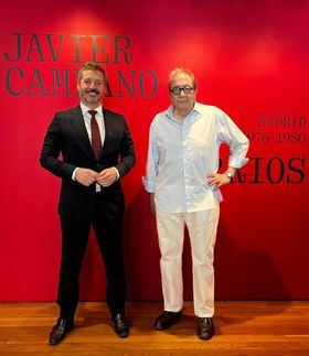 El consejero De Paco Serrano junto a Campano, durante la inauguración de la muestra, que se podrá visitar de forma gratuita en el complejo El Águila hasta el 8 de septiembre.