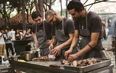 'Chefs on Fire' reta a 20 figuras del panorama gastronómico internacional y nacional a salir de sus instalaciones para cocinar exclusivamente con fuego y leña.