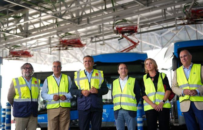 El consejero de Vivienda, Transportes e Infraestructuras, Jorge Rodrigo, ha visitado este lunes junto al delegado del Área de Urbanismo, Medio Ambiente y Movilidad de la ciudad, Borja Carabante, el Centro de Operaciones que la EMT tiene en el distrito de Carabanchel.