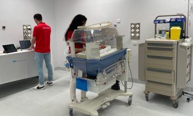 En el encuentro con medios, se realizaron demostraciones de este entrenamiento 'in situ' con simuladores de un neonato prematuro y un adulto.