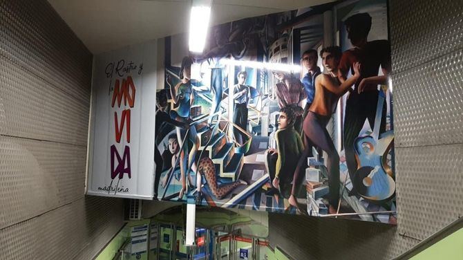 La compañía metropolitana ha incorporado en la estación de La Latina carteles similares indicando El Rastro de Madrid. Además, esta estación cuenta con un mural de Guillermo Pérez Villalta, llamado 'Personajes a la salida de un concierto de rock', que representa la unión de este mercadillo con los años de 'La Movida'.