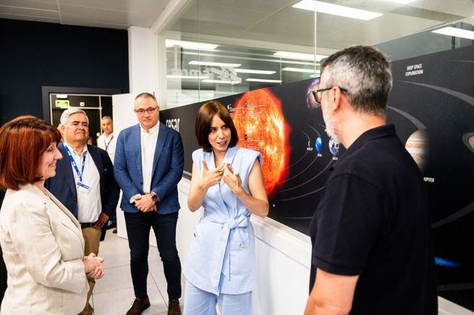 La ministra de Ciencia, Innovación y Universidades, Diana Morant, ha recorrido las instalaciones de este centro de la Agencia Espacial Europea (ESA), en Madrid, donde se realizan descubrimientos innovadores en astrofísica, heliofísica y ciencias planetarias.