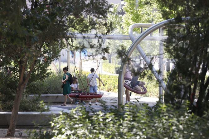 El Ayuntamiento de Madrid lanza un vídeo con los parques infantiles más singulares de la capital: tirolinas, toboganes extralargos, rocódromos, telas de araña, barcos-pirata, kayak, juegos de bolas, de madera, camas elásticas e incluso un tren gratuito son algunos de los elementos que conforman los parques madrileños más populares.