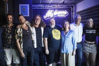 La delegada de Cultura, Turismo y Deporte, Marta Rivera de la Cruz, junto al concejal presidente del distrito de Carabanchel, Carlos Izquierdo, los coordinadores de Madreams y las bandas que han participado en la presentación. 