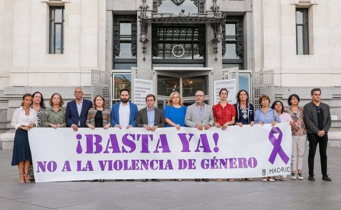 El alcalde de Madrid, José Luis Martínez-Almeida, acompañado de varios miembros del equipo de Gobierno y representantes de los grupos políticos municipales, ha presidido este viernes, frente al Palacio de Cibeles, un minuto de silencio en homenaje a la vecina asesinada de Entrevías y contra la violencia machista.