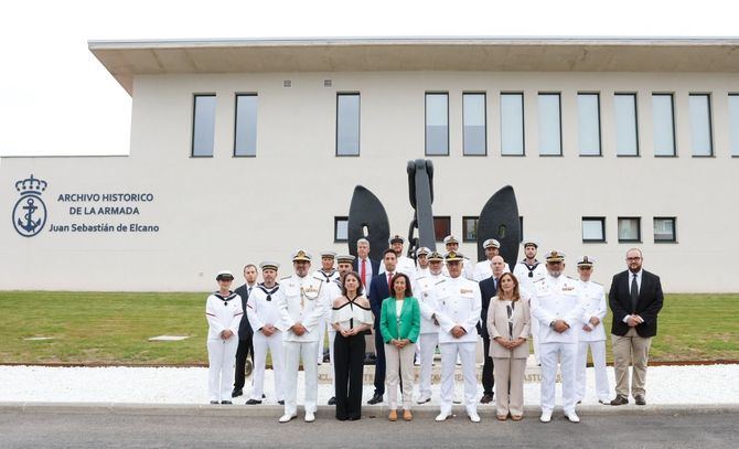 La ministra de Defensa, Margarita Robles, ha asistido este jueves a la inauguración del edificio 'Juan Sebastián de Elcano', dotado de 15 kilómetros lineales para la custodia de documentación abierta al público.