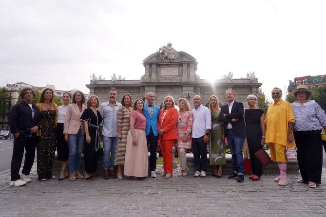 Al acto, organizado por la Asociación Creadores de Moda de España (ACME) con el apoyo del Ayuntamiento de Madrid a través del programa Madrid Capital de Moda, ha asistido la vicealcaldesa y portavoz municipal, Inma Sanz, acompañada por las delegadas de Economía, Innovación y Hacienda, Engracia Hidalgo, y de Cultura, Turismo y Deporte, Marta Rivera de la Cruz, además de por otros representantes del Gobierno municipal y de los grupos municipales.