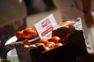 Se trata de una cita en la que han participado productores, agricultores y hortelanos en busca de vender su cosecha a cuantos clientes han acudido a conocer, degustar y comprar este valioso fruto.