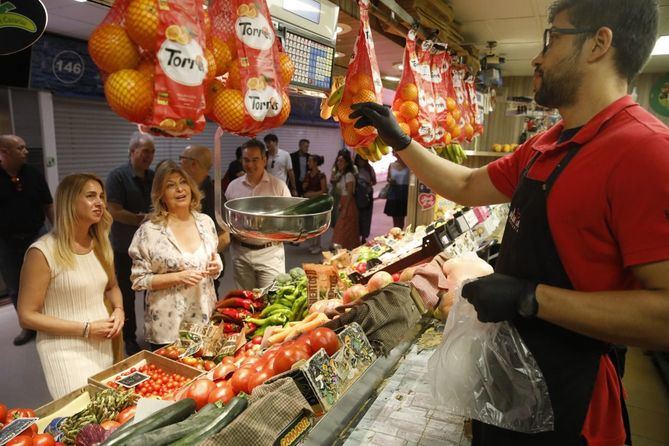 La delegada de Economía, Innovación y Hacienda, Engracia Hidalgo, acompañada por la concejala de Ciudad Lineal, Nadia Álvarez, durante su reciente visita al Mercado de Las Ventas.