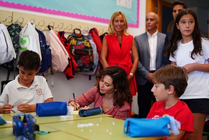 La presidenta de la Comunidad de Madrid ha inaugurado, este lunes, el curso escolar 2024/25 en el colegio público Daoiz y Velarde de Alcobendas.