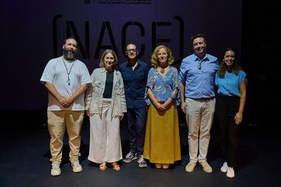 La delegada de Cultura, Turismo y Deporte, Marta Rivera de la Cruz, y el director artístico de Nave 10 Matadero, Luis Luque, han presentado esta mañana el proyecto y la programación de este nuevo centro municipal dedicado a las artes escénicas, que abrirá sus puertas el próximo 3 de octubre, y cuya primera temporada se desarrollará hasta julio de 2025.