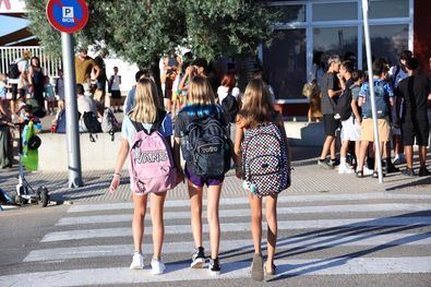 Los sindicatos educativos han rechazado la imposición de la jornada partida en los colegios de nueva construcción de la Comunidad de Madrid anunciada este jueves por la presidenta regional, Isabel Díaz Ayuso, mientras que desde la Federación de Asociaciones de Padres y Madres del Alumnado (FAPA) Francisco Giner de los Ríos han trasladado su apoyo a esta medida.