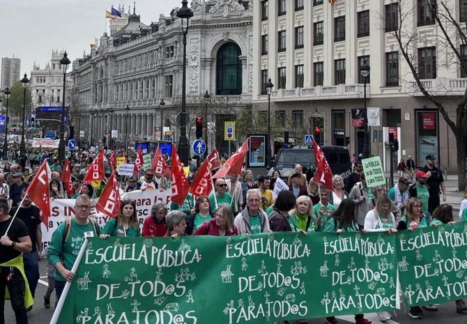 Entre las principales reivindicaciones, la reducción del horario lectivo docente y de las ratios, así como un aumento de la financiación para la educación pública madrileña.