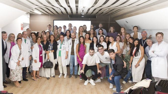 Durante el acto de inauguración se ha dado la bienvenida tanto a los estudiantes que inician su estancia en el hospital este curso (4º) como a los alumnos de 5º y 6º curso, así como a los médicos docentes que participan en el desarrollo del Grado en Medicina.