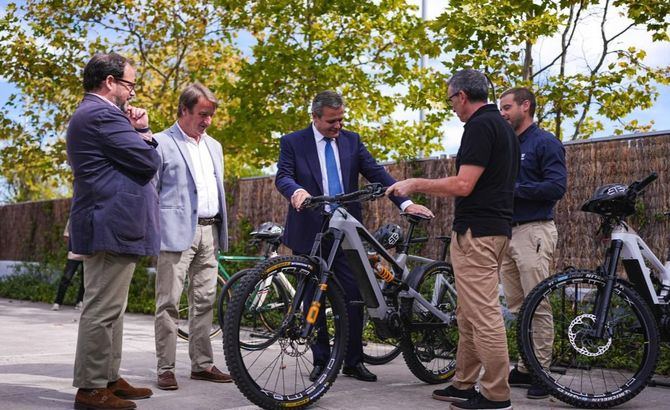 El consejero de Vivienda, Transportes e Infraestructuras, Jorge Rodrigo, ha visitado en Tres Cantos la exposición de vehículos eléctricos organizada por la empresa Bewatt, una de las iniciativas organizadas con motivo de esta semana.