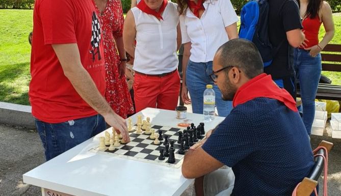 La programación anual de 'Ajedrez en los parques' en Chamartín, que se celebra de abril a noviembre, comprende unas jornadas abiertas a todos los públicos, de periodicidad semanal, gratuitas y sin necesidad de inscripción previa.