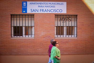 La diputada de Más Madrid Emilia Sánchez-Pantoja denunciaba en la Asamblea que algunos de los mayores obligados al traslado han tenido que rechazar la plaza de las residencias que se les han propuesto, 'porque no la pueden pagar'.