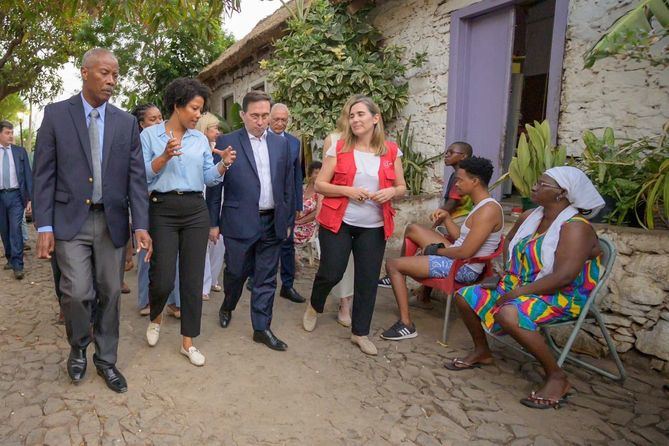 El ministro de Asuntos Exteriores, José Manuel Albares, durante una visita reciente a Cabo Verde con un equipo de cooperantes.